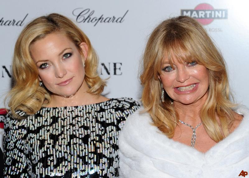 Kate Hudson com a mãe, Goldie Hawn: contatos com seres de outro mundo