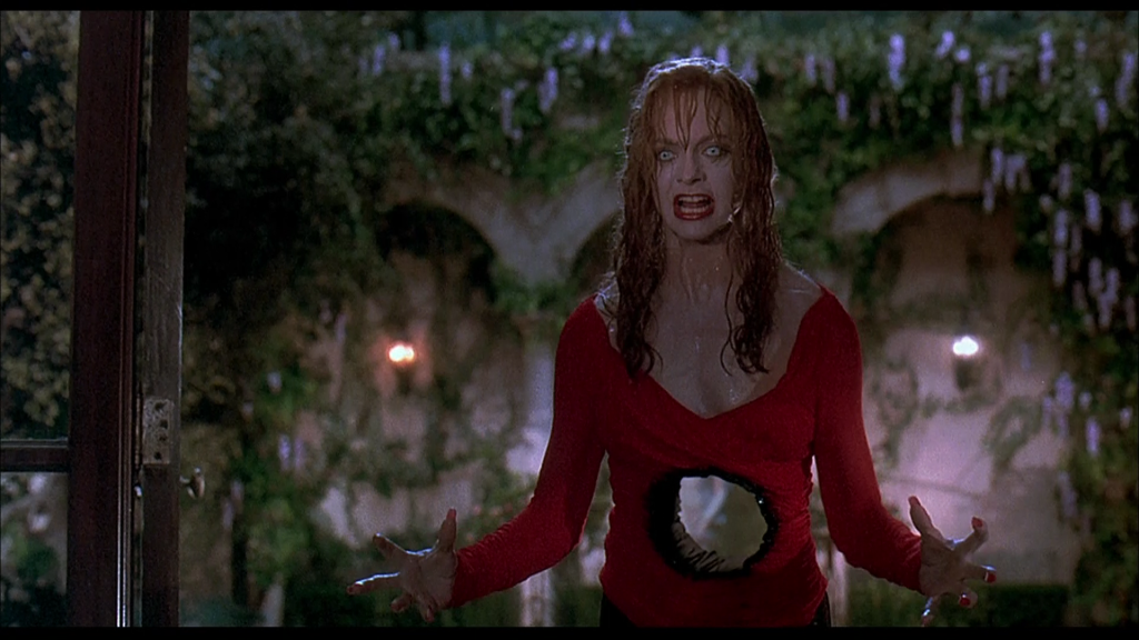 Goldie Hawn em cena do filme "A Morte Lhe Cai Bem", comédia de 1992