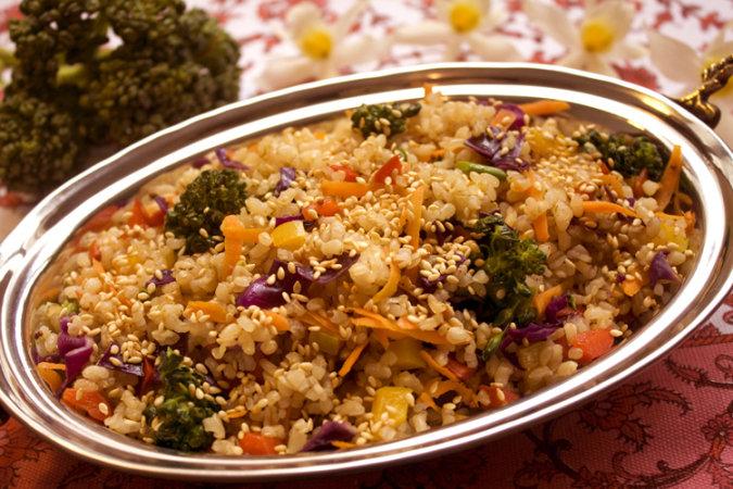 Especialidade do Gopala Madhava: arroz integral colorido com hortaliças (Foto: divulgação)