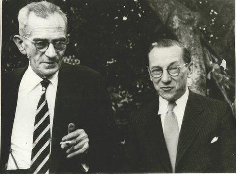 Conversas de Graciliano Ramos: o escritor ao lado do pintor Cândido Portinari em 1952