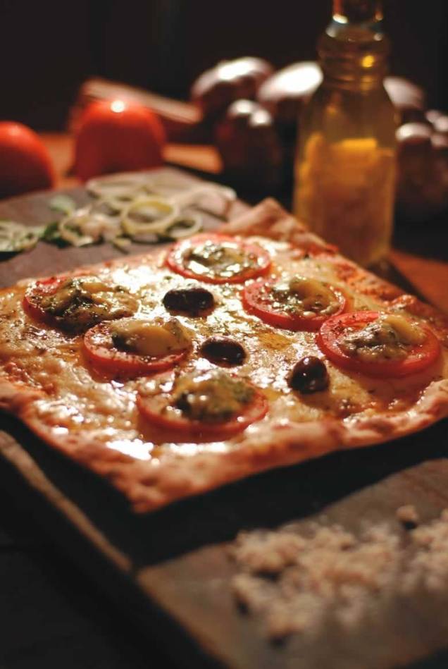 Pizza de mussarela, tomate e gorgonzola: opção do Graminha, na Vila Madalena