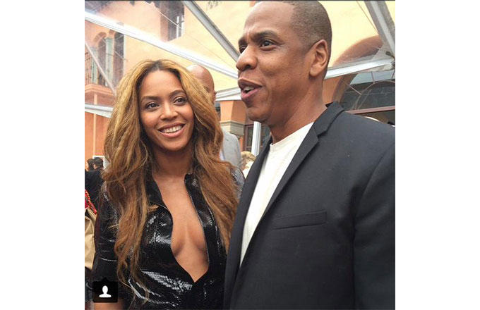 A primeira dama Beyoncé e o decote generoso ao lado do marido, Jay Z (Foto: Reprodução)