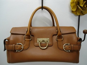 Bolsa caramelo Salvatore Ferragamo sai por R$ 450,00 na Grifes Stock