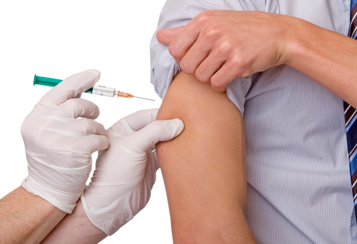 Imagem mostra enfermeiro aplicando vacina em paciente