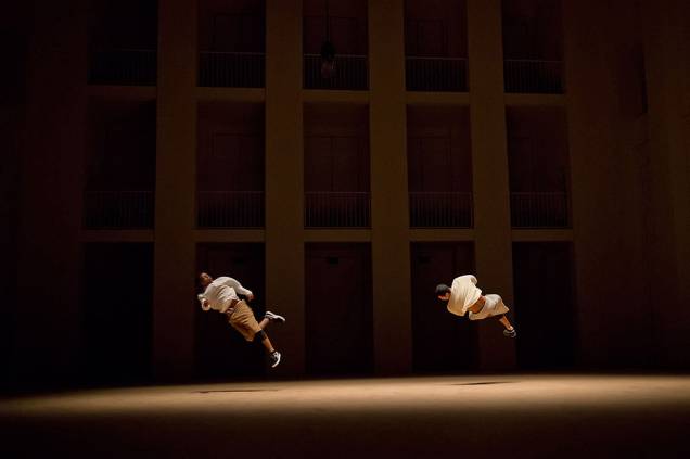Movimentos de hip-hop, dança contemporânea, capoeira e artes marciais podem ser vistos no espetáculo Movimentos de hip-hop, dança contemporânea, capoeira e artes marciais podem ser vistos no espetáculo