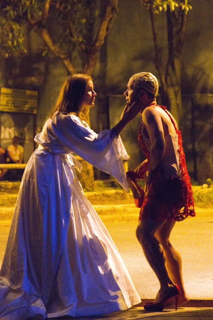 Mariza Junqueira e Ronaldo Serruya na peça "Nada Aconteceu, Tudo Acontece, Tudo Está Acontecendo", baseada no texto Vestido de Noiva de Nelson Rodrigues, 