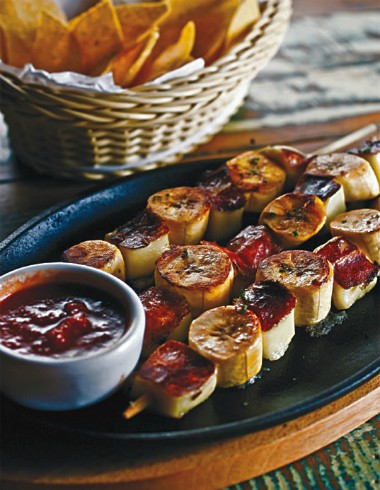 Espetinhos de banana-da-terra e queijo de coalho com melaço de agave