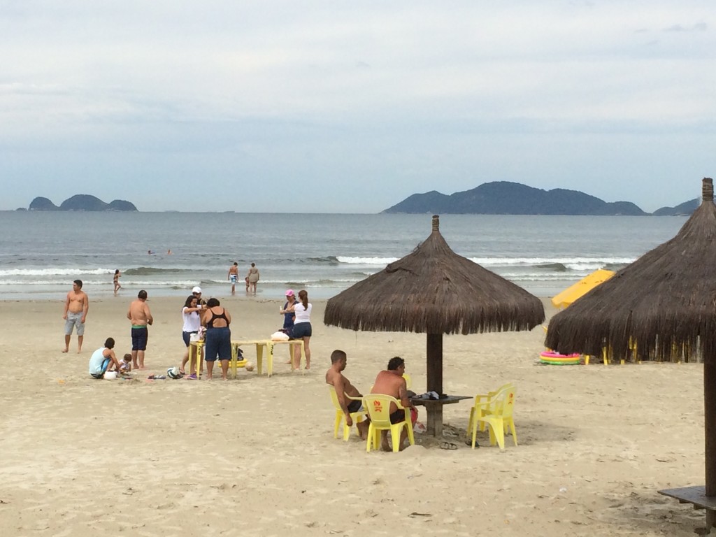 Turistas na praia da Enseada na manhã desta quarta-feira (Foto: Fábio Lemos Lopes)