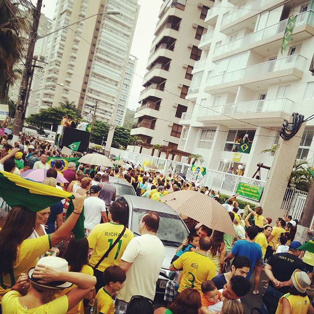Protesto no Guarujá: em frente ao Edifício Solaris, onde fica o apartamento triplex investigado na Lava-Jato (Foto: Reprodução/Instagram)