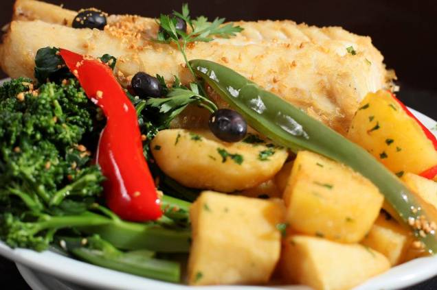 Bacalhau à Guimarães: receita leva posta do pescado frita, batatas, brócolis, azeitonas, pimentão e alho