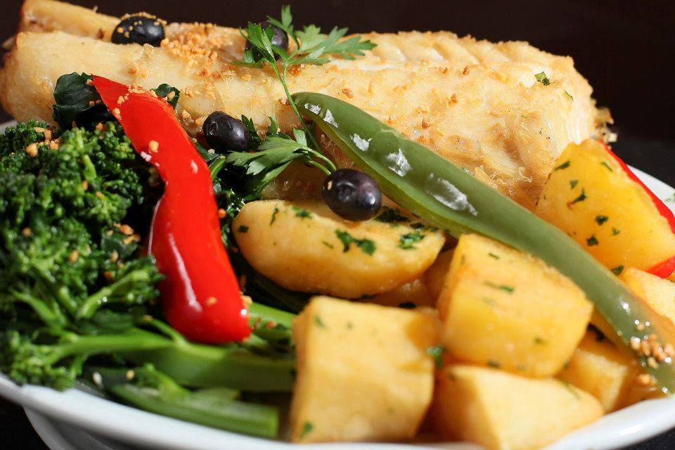 Bacalhau à Guimarães: receita leva posta do pescado frita, batatas, brócolis, azeitonas, pimentão e alho