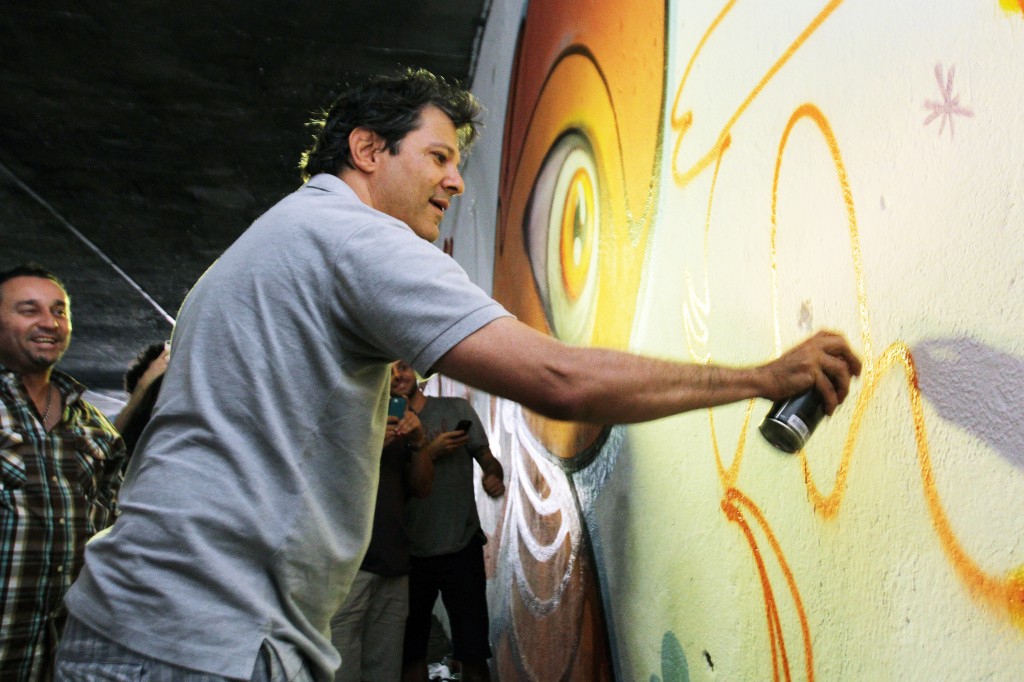 Fernando Haddad faz grafite em Mural apagado por alunos da USP - SP - 02/11/2014