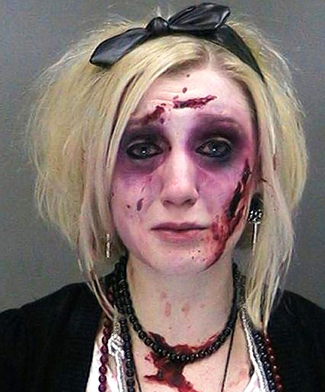 Halloween da vida real: americana vestida de zumbi consegue ser presa duas vezes na mesma noite; entenda o caso