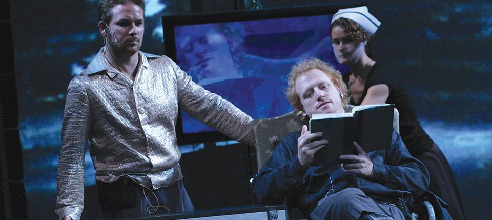 Cena de Hamlet dos americanos do Wooster Group: três apresentações no Sesc Pompeia