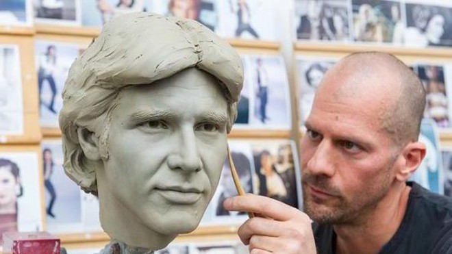 Escultor finaliza a estátua de Hans Solo, personagem de Harrison Ford