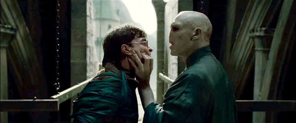 Daniel Radcliffe e Ralph Fiennes, em Harry Potter e as Relíquias da Morte — Parte 2: episódio final Daniel Radcliffe e Ralph Fiennes, em Harry Potter e as Relíquias da Morte — Parte 2: episódio final