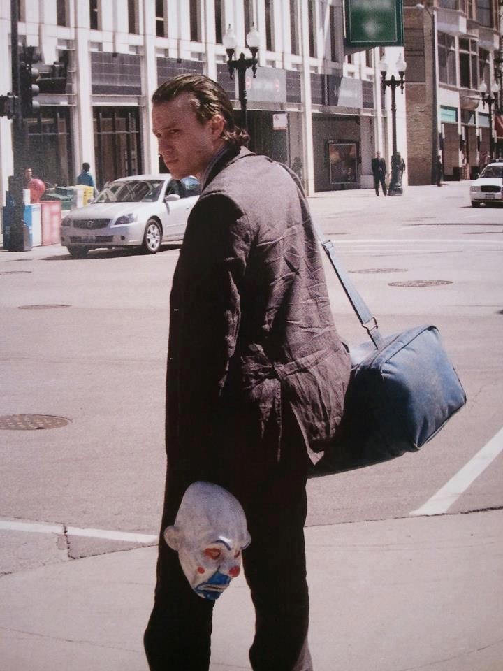 Deixei por último esta imagem melancólica do saudoso Heath Ledger deixando as filmagens de Batman com a máscara do Coringa nas mãos. Triste!