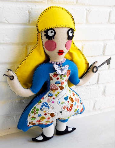 Uma das criações de Heather Louise é a boneca inspirada em Alice