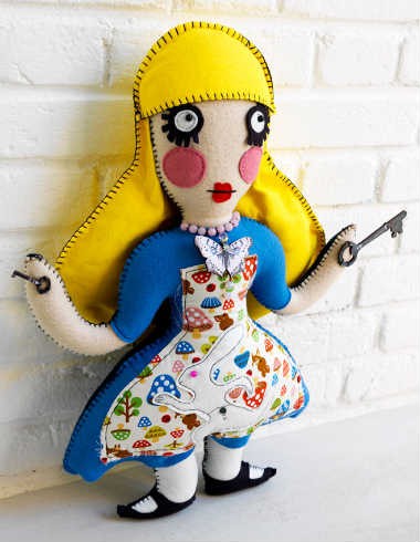 Uma das criações de Heather Louise é a boneca inspirada em Alice Uma das criações de Heather Louise é a boneca inspirada em Alice