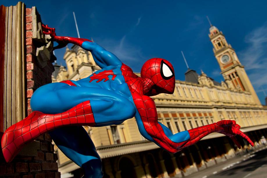 Homem Aranha: circulando pela estação da Luz