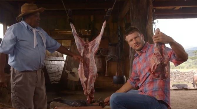Rodrigo Hilbert enfurece internautas ao abater filhote ovelha em programa culinário