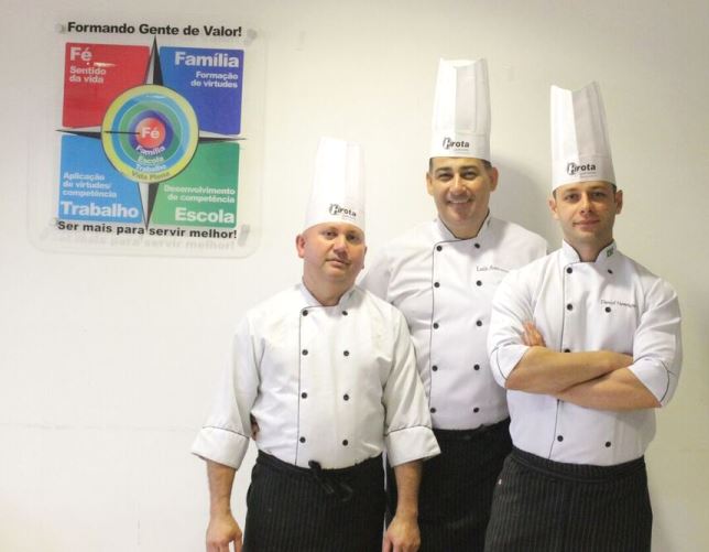 Cozinha de chef: pratos preparados sob a supervisão dos cozinheiros José Jadson, Luís Antônio e Daniel Martins