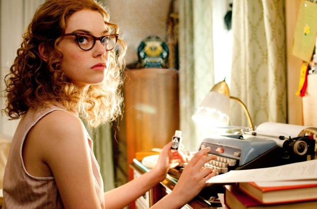 Emma Stone vive uma jovem que decide escrever um livro sobre mulheres negras que trabalham para famílias brancas: Histórias Cruzadas Emma Stone vive uma jovem que decide escrever um livro sobre mulheres negras que trabalham para famílias brancas: Histórias Cruzadas