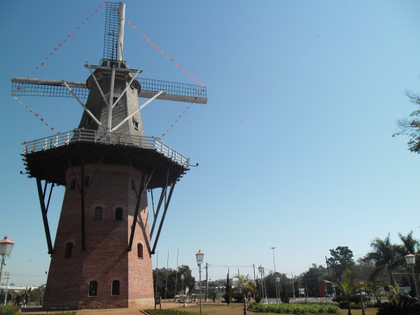 Praça do Moinho Povos Unidos, em Holambra