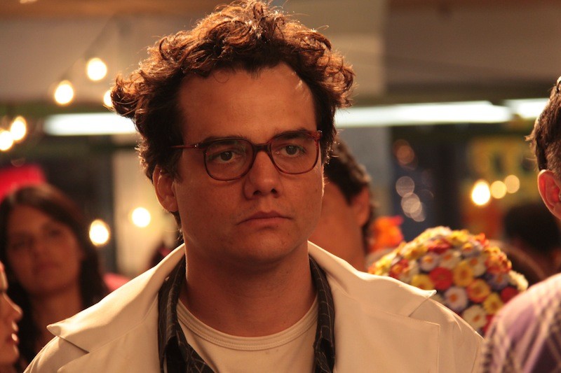 Wagner Moura é Zero: cientista que acredita ser infeliz por um erro do passado