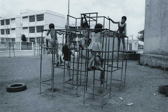Crianças em playground da periferia