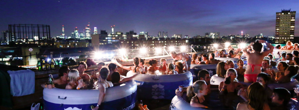 O Hot Tube Cinema funciona, no verão, nos topos dos edifícios de Londres
