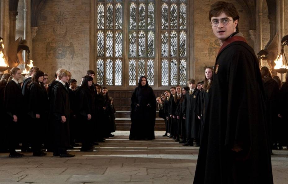 Hogwarts como nunca foi vista: visual da escola de magia consegue passar toda a tensão que norteia o longa