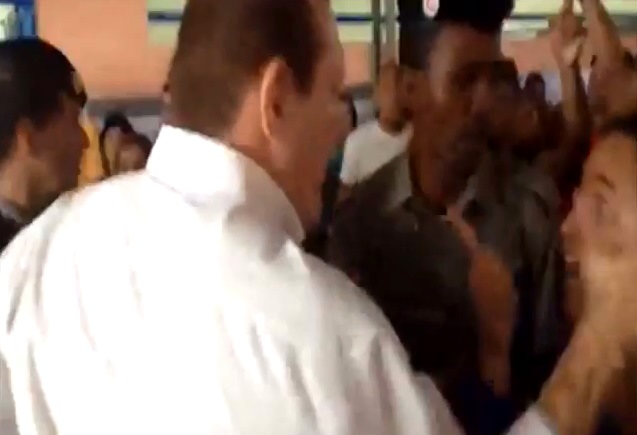 Candidato ao Senado em Alagoas agride eleitora ao tentar furar fila; assista