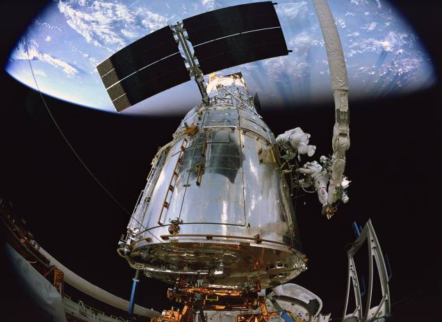 Hubble 3D: cenas reais realizadas durante o conserto do telescópio espacial Hubble 3D: cenas reais realizadas durante o conserto do telescópio espacial