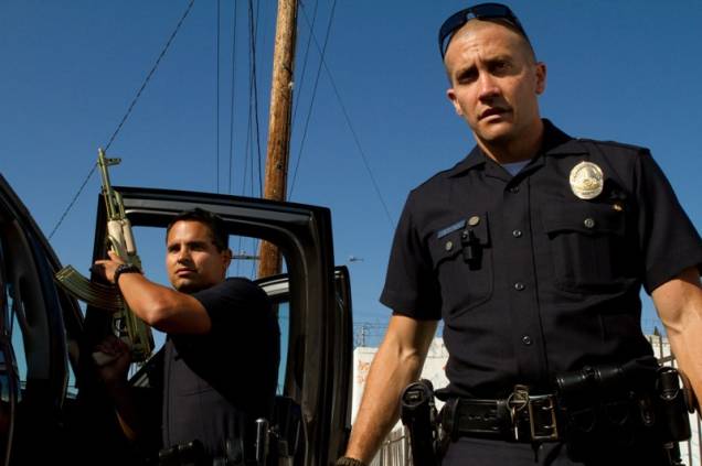 Michael Peña e Jake Gyllenhaal: dupla estrela Marcados para Morrer: Michael Peña e Jake Gyllenhaal: dupla estrela Marcados para Morrer:
