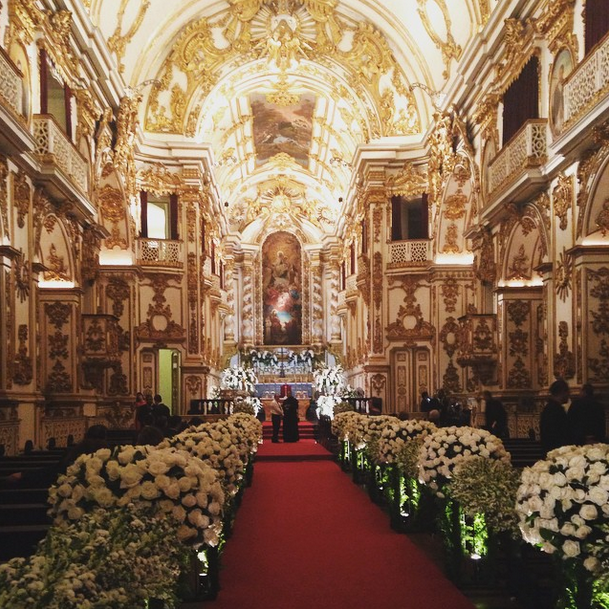 Detalhe da decoração da igreja, já pronta para o casamento de Preta e Rodrigo