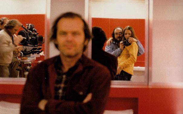 O Iluminado: Stanley Kubrick e a filha tiram uma selfie enquanto Jack Nicholson pensa ser ele o fotografado
