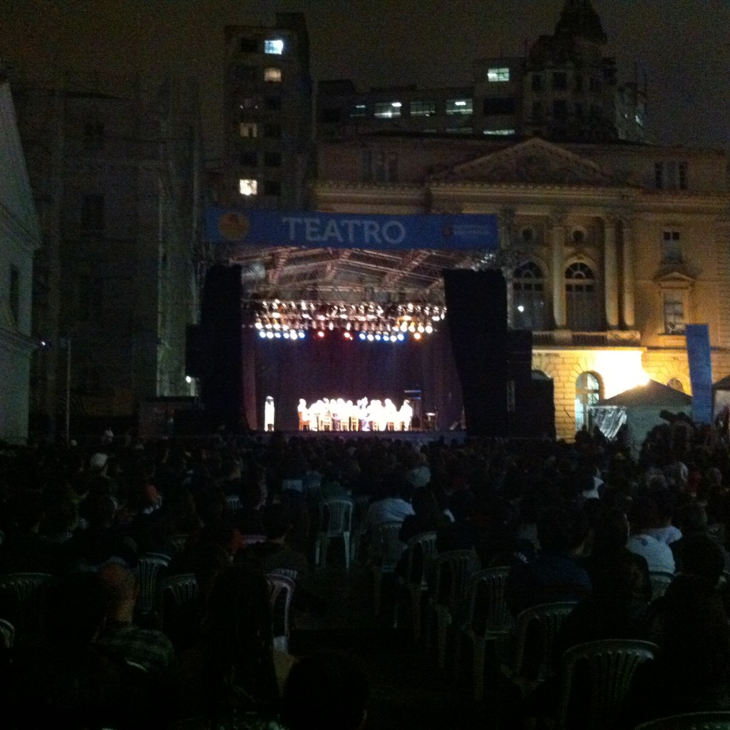 Público acompanhou o espetáculo “Doze Homens e Uma Sentença” no palco montado no Pátio do Colégio (Dirceu Alves Jr.)
