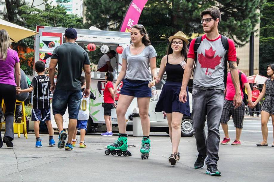 Sentados estão Nobuhiro Ishihara, Tristan Trémeau, Ana Teixeira, Tenjiwe Nkosi, Iara Freiberg, Renata Padovan. No chão: Kika Nicolela, Claudia Vásquez Goméz, Nezaket Ekici e Josué Mattos: intercâmbio de ideias