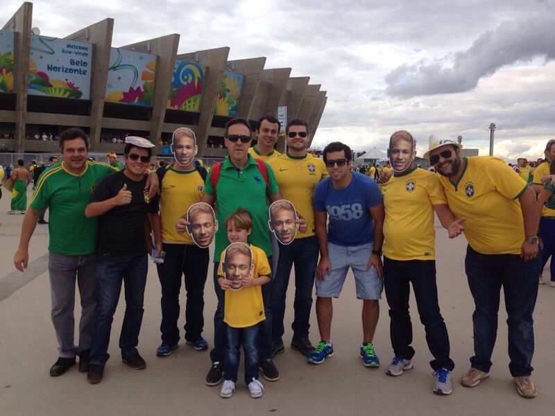 Wagner Ribeiro (de verde no centro) com os amigos e o filho no Mineirão (Foto: divulgação)