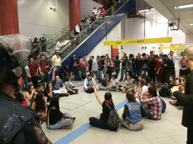 Manifestantes na estação Butantã do metrô (Foto: Veja São Paulo)