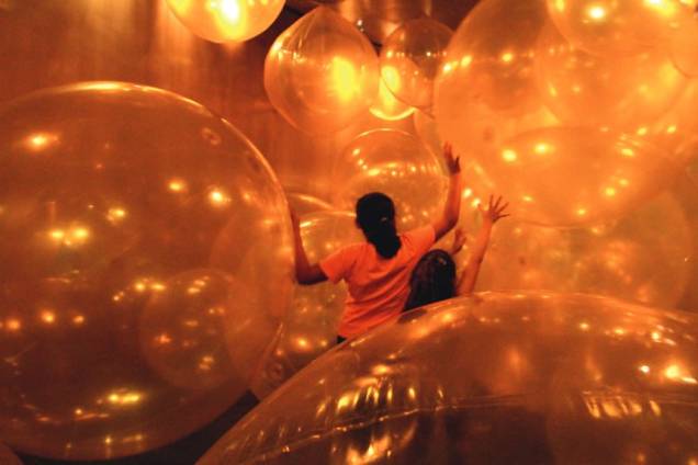 Sala das bolas douradas em Pinóquio - Uma Bela Arte: instalação simula floresta invadida