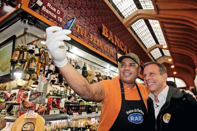 João Doria em campanha: caminhada no Mercado Municipal (Foto: Felipe Rau/Estadão Conteúdo)