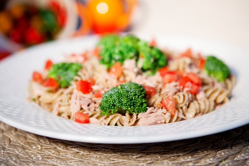 Macarrão integral com atum e brócolis