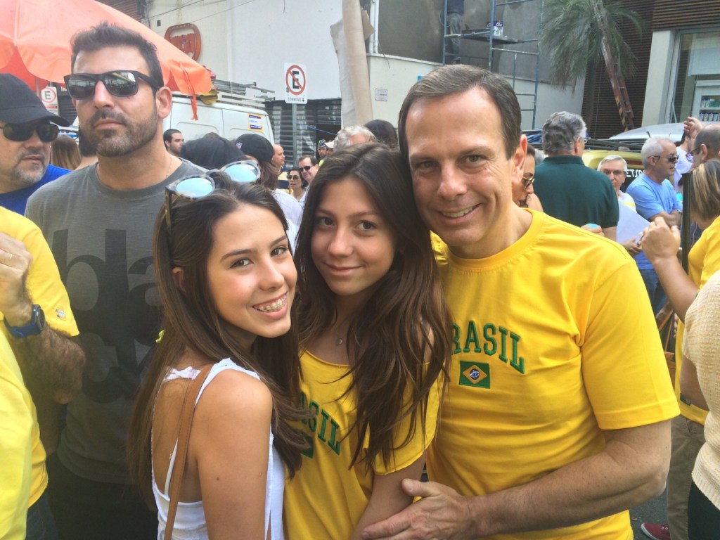 João Dória Jr. e as filhas na manifestação