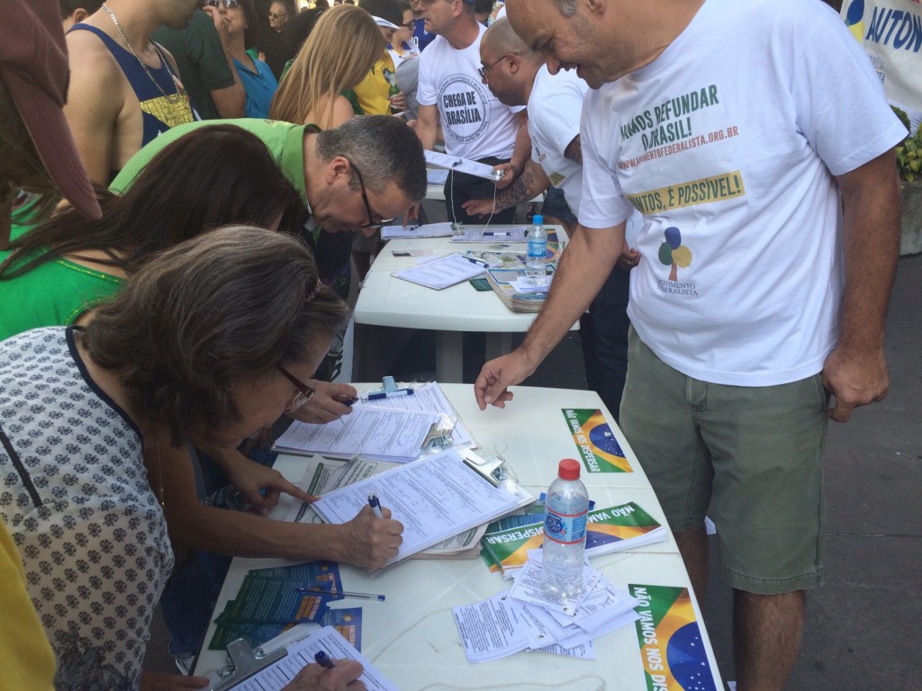 Manifestantes pedem a volta da cédula de papel em substituição às urnas eletrônicas