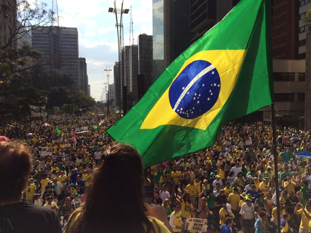 Paulista vista de cima de um dos caminhões de som da manifestação