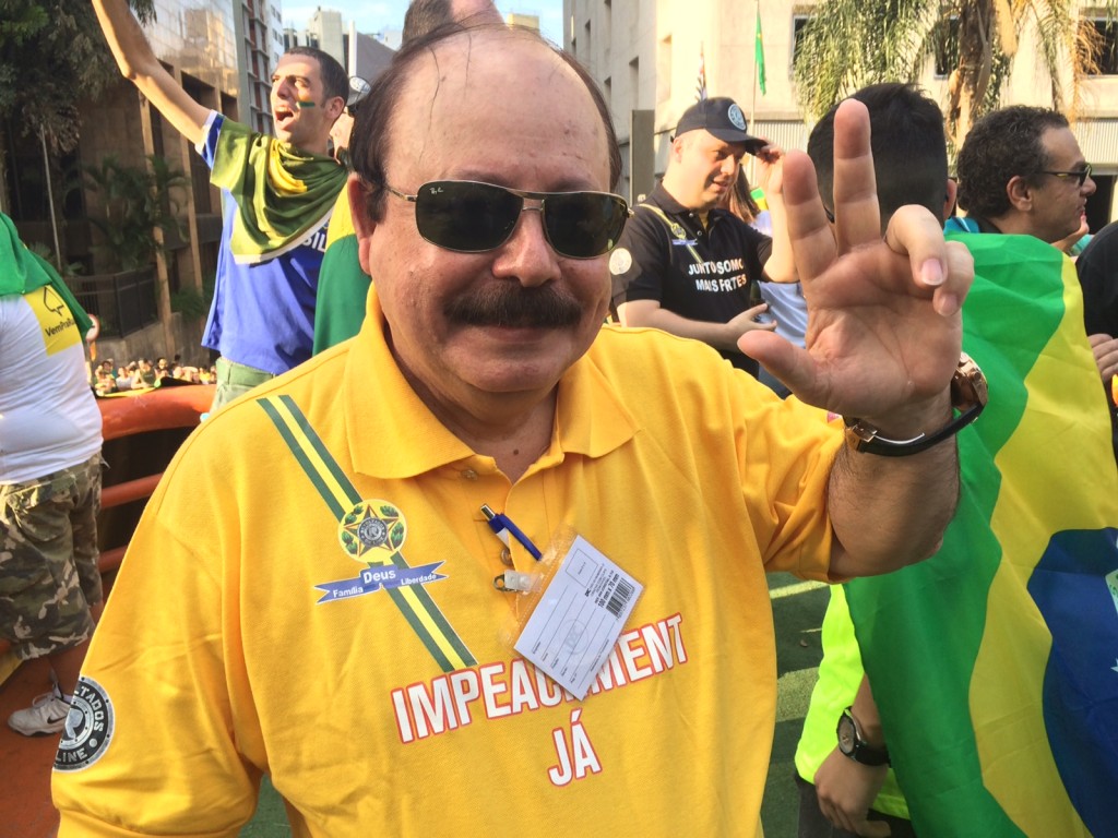 O eterno candidato à presidência Levy Fidelix vestiu camiseta pró-impeachment
