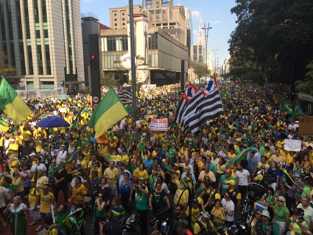 Paulista ficou repleta de manifestantes no fim da tarde deste domingo