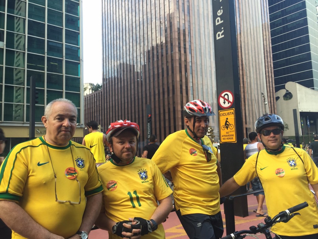 Com três amigos, Ezequiel Zalewska, de 55 anos, analista de sistemas, conta que nem pensou na CBF na hora de vestir a camisa. Era mais para representar as cores do Brasil mesmo". 